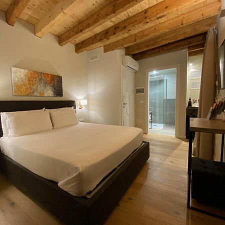 Malvezzi24 Boutique Rooms เดเซนซาโนเดลการ์ดา ภายนอก รูปภาพ