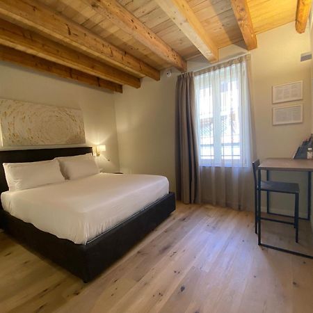 Malvezzi24 Boutique Rooms เดเซนซาโนเดลการ์ดา ภายนอก รูปภาพ