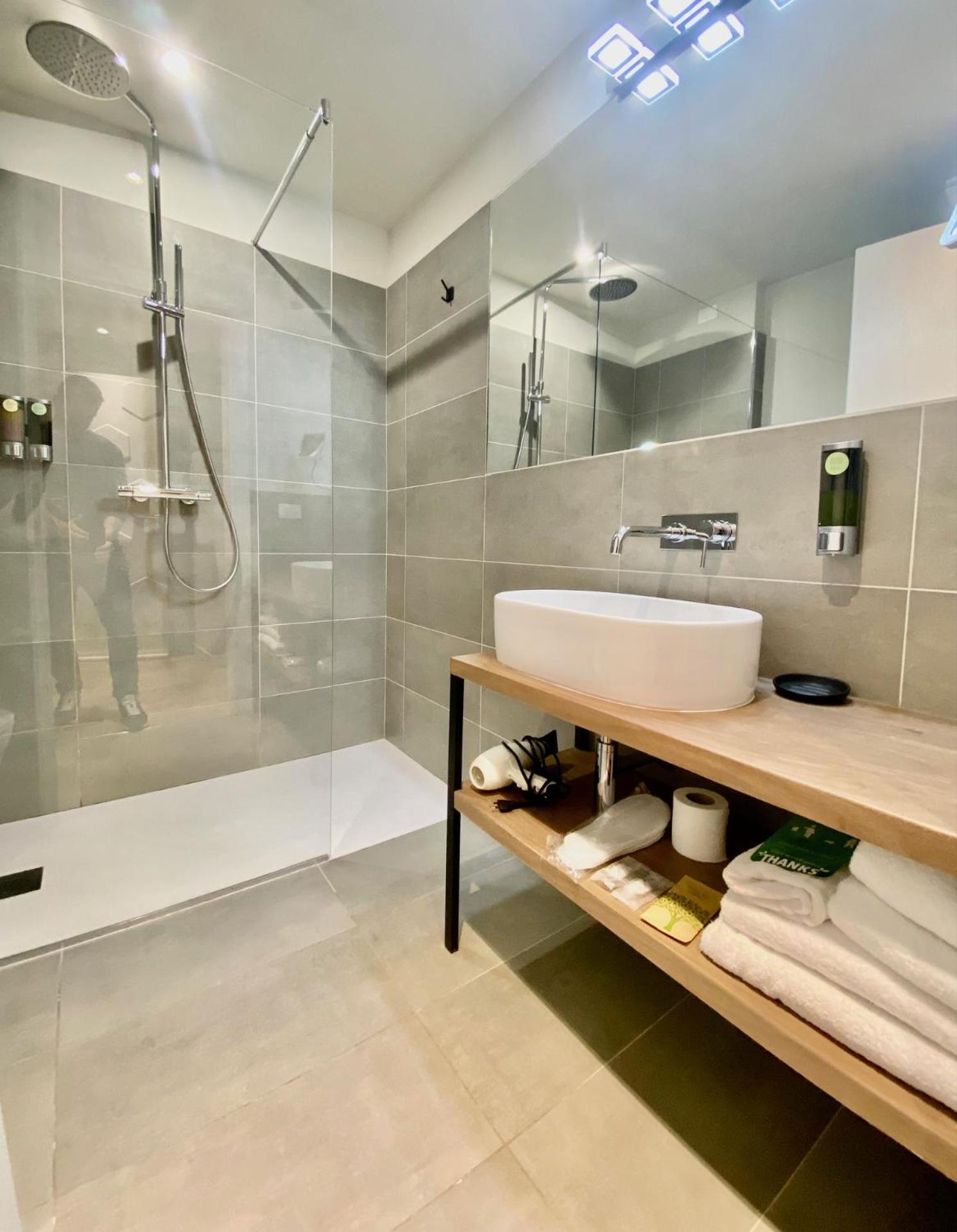 Malvezzi24 Boutique Rooms เดเซนซาโนเดลการ์ดา ภายนอก รูปภาพ