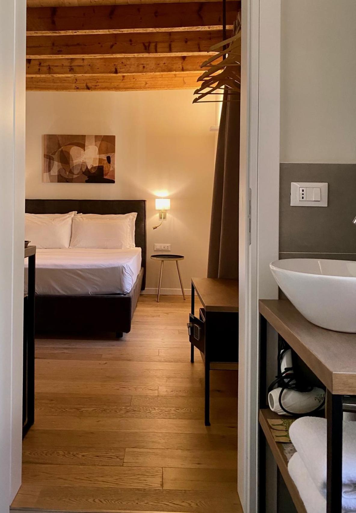Malvezzi24 Boutique Rooms เดเซนซาโนเดลการ์ดา ภายนอก รูปภาพ