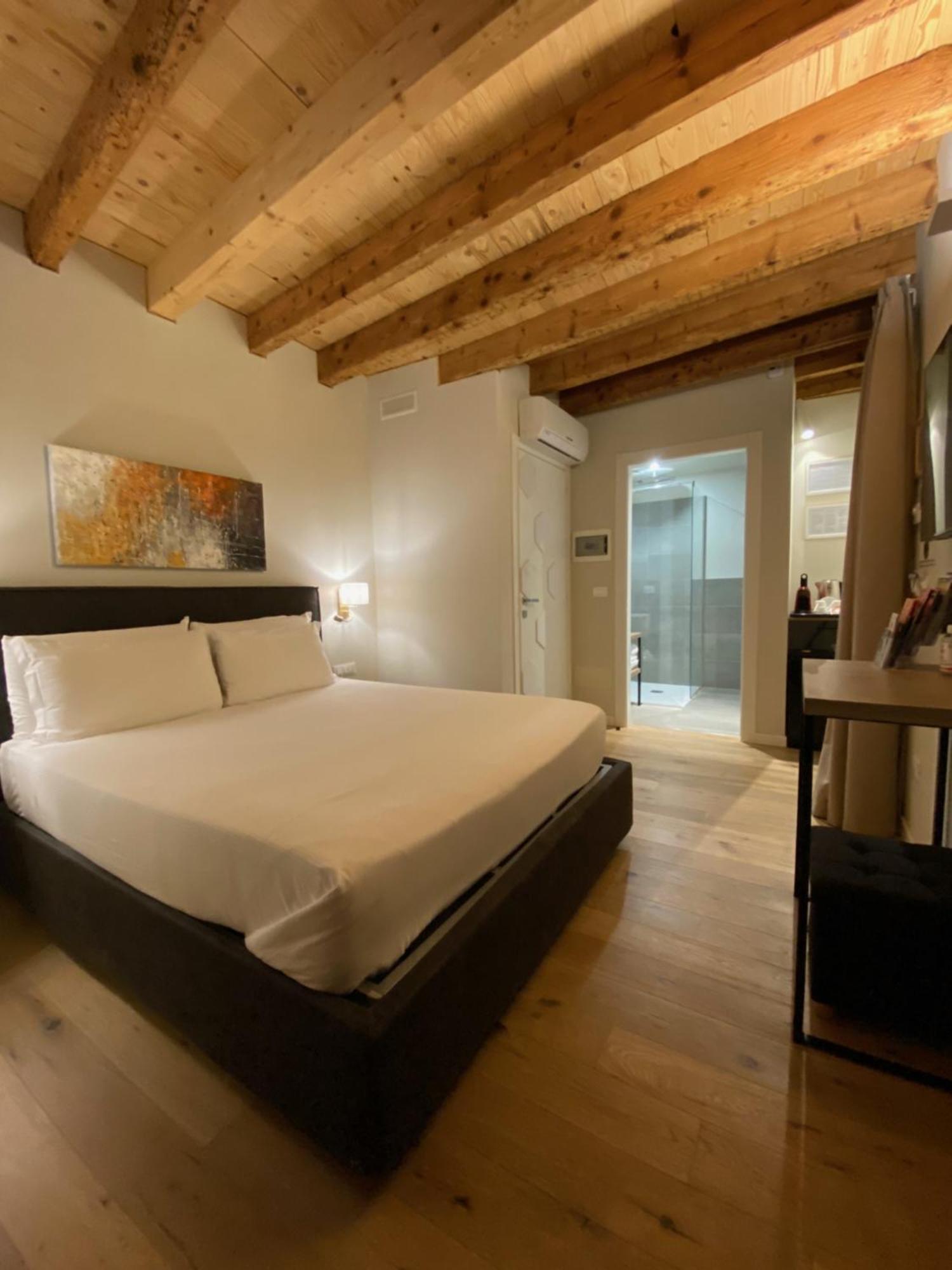 Malvezzi24 Boutique Rooms เดเซนซาโนเดลการ์ดา ภายนอก รูปภาพ