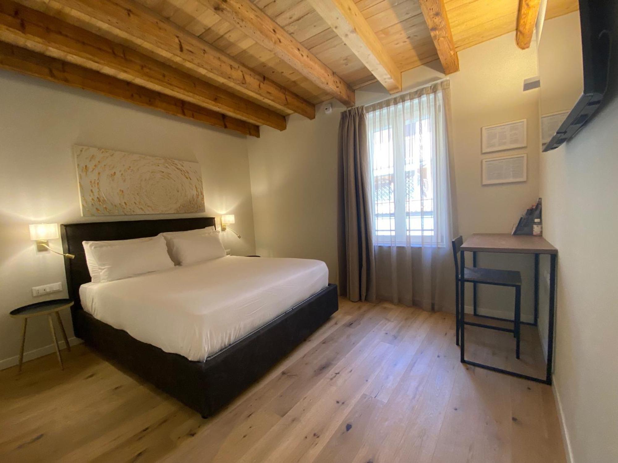 Malvezzi24 Boutique Rooms เดเซนซาโนเดลการ์ดา ภายนอก รูปภาพ