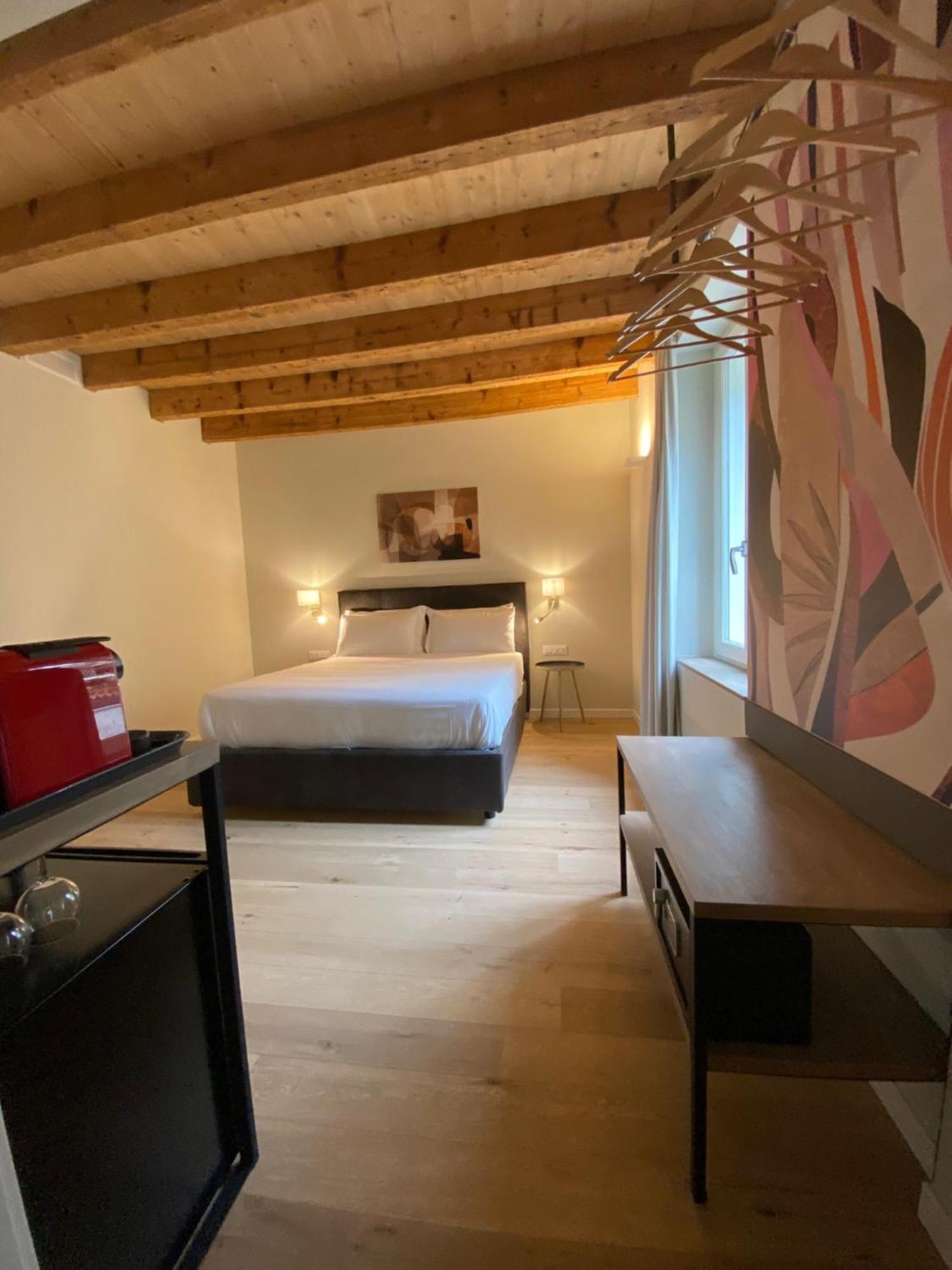 Malvezzi24 Boutique Rooms เดเซนซาโนเดลการ์ดา ภายนอก รูปภาพ